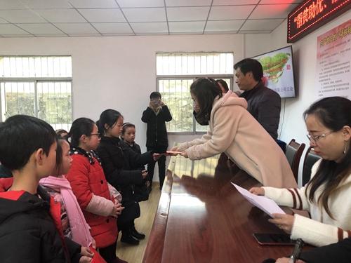 【聚焦】“助贫助优，，，，，，，汇聚公家之爱”红岩寺镇中心幼学奖学金、助学金发放活动