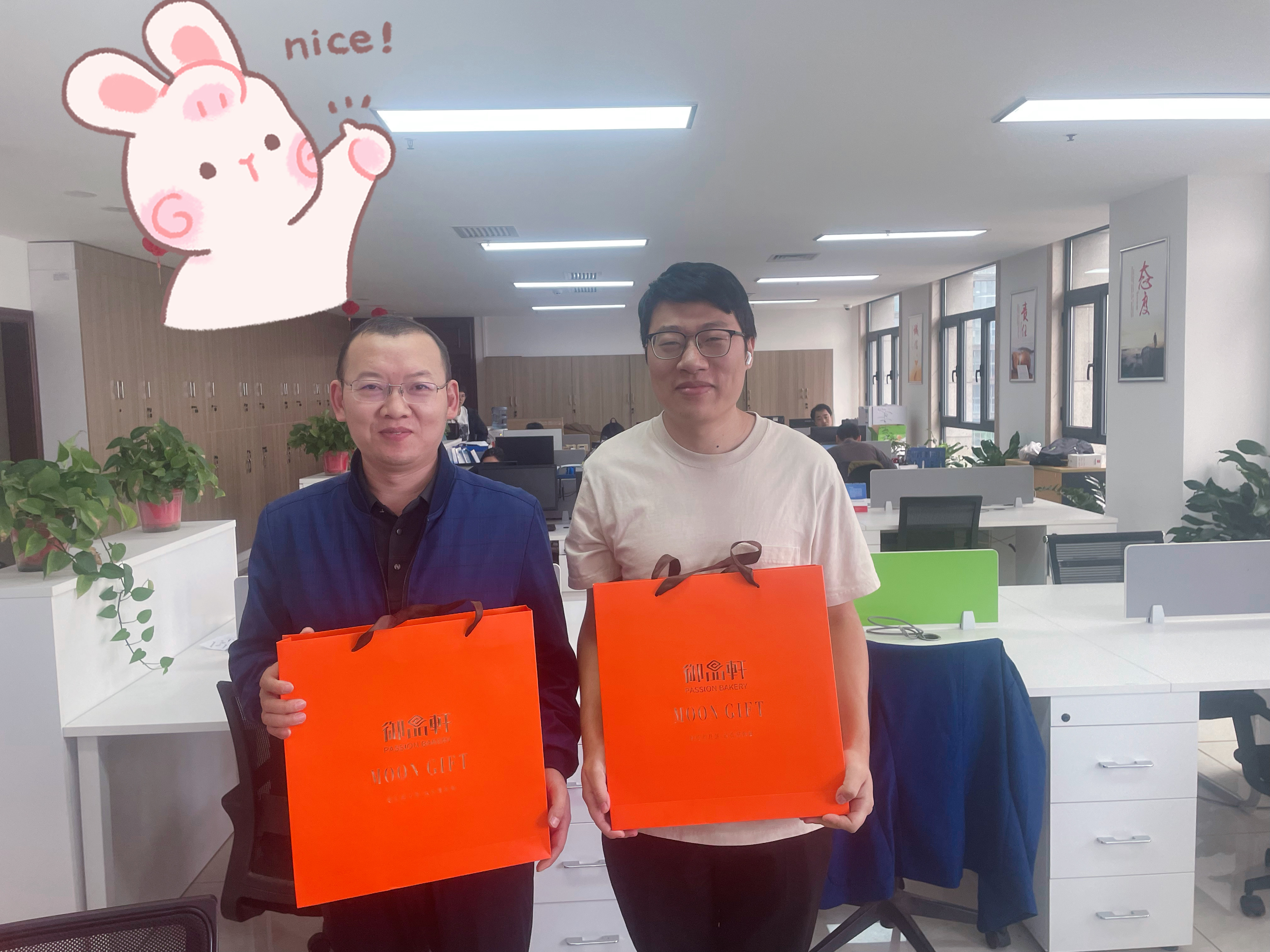 “举杯共赏月，，，，，团圆情满屋”  ——记97至尊中秋礼物发放活动